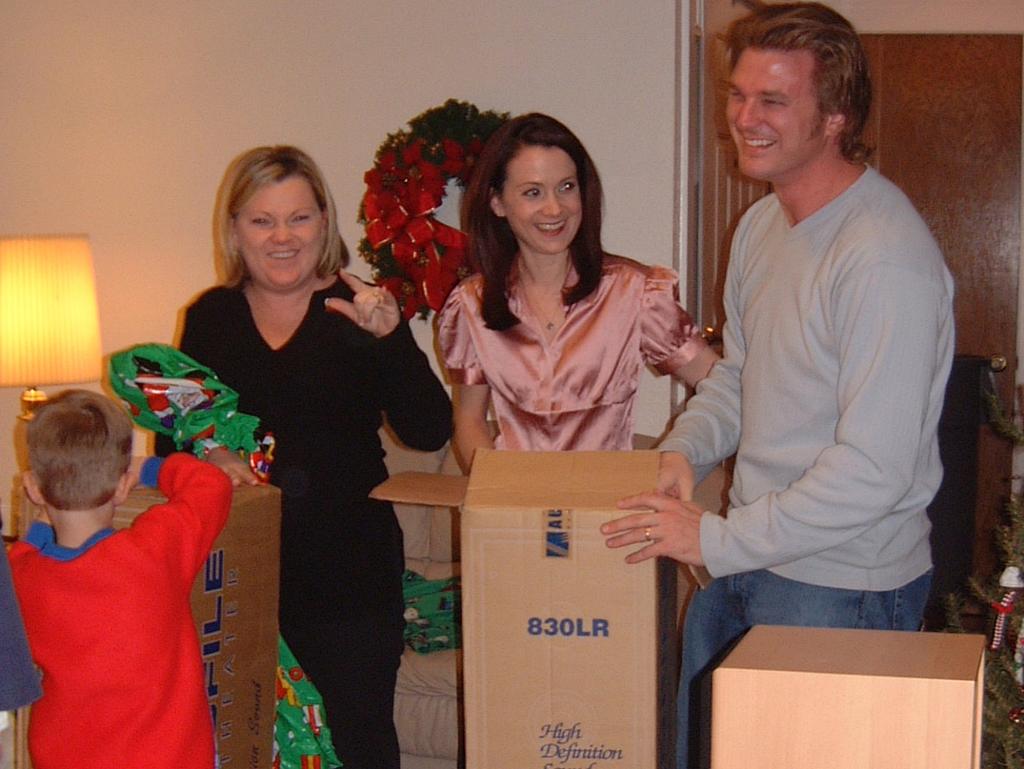 2003/12(Dec)/02-Christmas Eve/1024x768_2003-12-24-55-Gifts.JPG